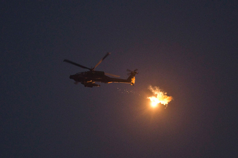 מסוק קרב מעל שמי עזה (צילום: רויטרס) (צילום: רויטרס)