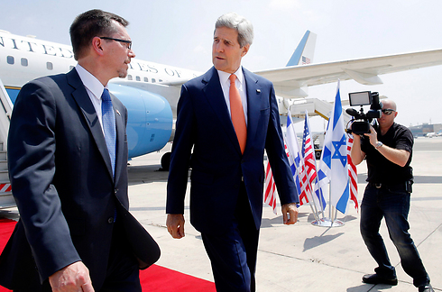 Kerry arrives in Israel during summer war (Photo: AP)
