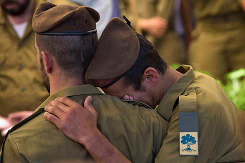 חיילי גולני בהלווייתו של סמל מקס שטיינברג           (צילום: AP) (צילום: AP)