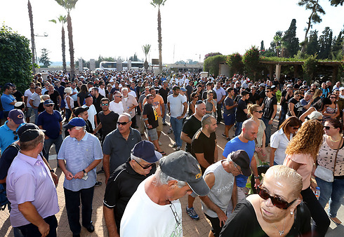 יותר מ-1,000 אנשים הגיעו לחלוק כבוד אחרון (צילום: עוז מועלם) (צילום: עוז מועלם)