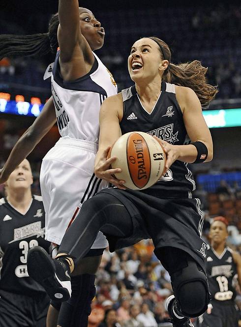 בקי האמון. פופוביץ': "בטוח ברמת הידע שלה בכדורסל" (צילום: AP) (צילום: AP)
