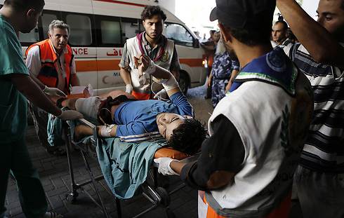 פינוי פצוע פלסטיני מבית הספר (צילום: AFP) (צילום: AFP)