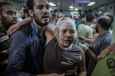 פצוע פלסטיני מהפצצת בית ספר של אונר"א (צילום: EPA) (צילום: EPA)