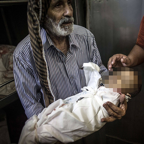 ישראל פוגעת במכוון באזרחים? תינוק פלסטיני הרוג בבית חנון (צילום: AFP) (צילום: AFP)