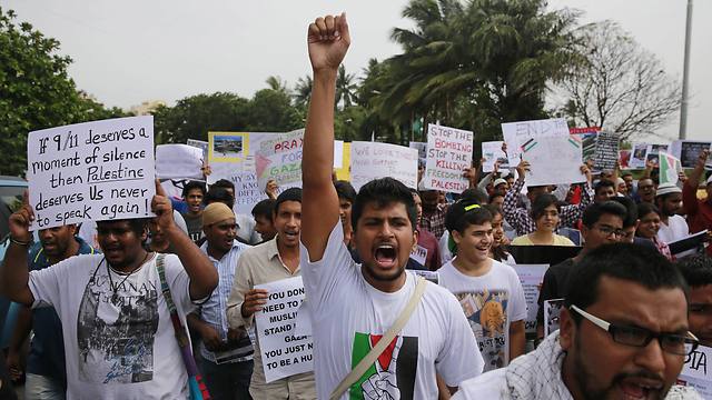 הפגנה בהודו נגד "צוק איתן"         (צילום: AP) (צילום: AP)