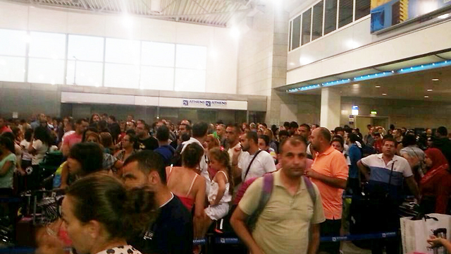 התיירים ממתינים בשדה התעופה באתונה (צילום: יעקב בן שושן ) (צילום: יעקב בן שושן )