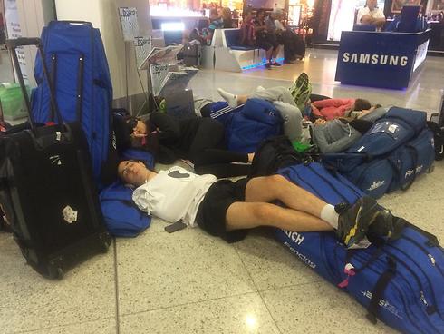 יובל פרייליך והחברים לנבחרת תופסים תנומה בשדה התעופה באתונה (צילום: דורון לויט) (צילום: דורון לויט)
