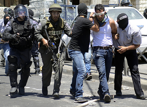 מעצרים ליד העיר העתיקה בירושלים, היום (צילום: AP) (צילום: AP)