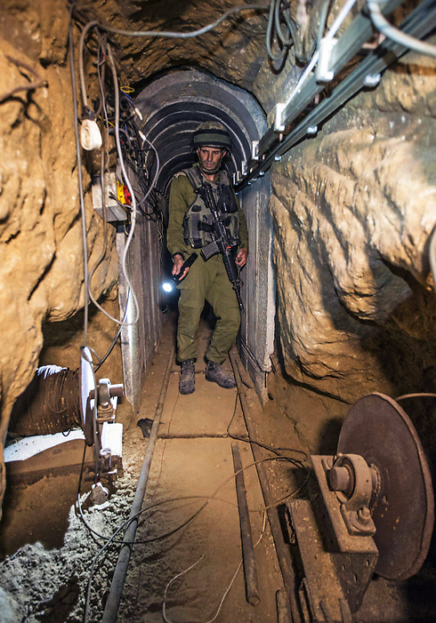 An Israeli army officer gives explanations to journalists during an army organised tour in a tunnel (Photo: Reuters) (Photo: Reuters)