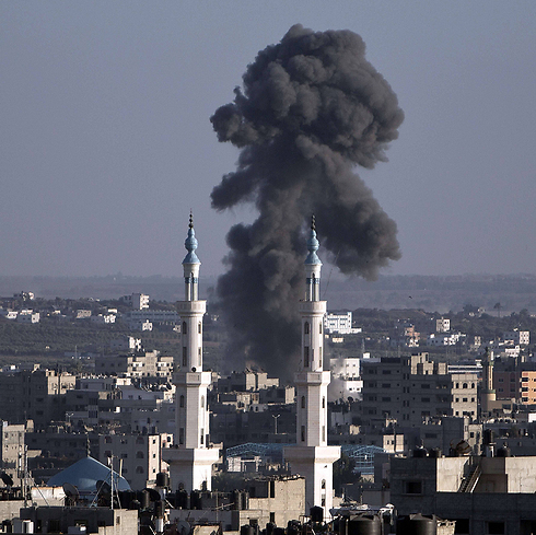 עשן מיטמר אחרי הפצצות צה"ל (צילום: AFP) (צילום: AFP)
