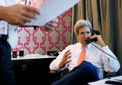 US Secretary of State John Kerry speaking to Prime Minister Netanyahu (Photo: AP/Archive)