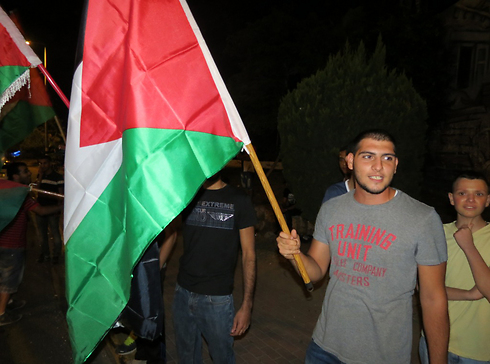 זה התחיל במחאה שקטה עם דגלי פלסטין  ()