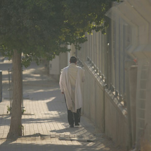 הולכים לבית הכנסת בשדרות (צילום: אבי רוקח) (צילום: אבי רוקח)
