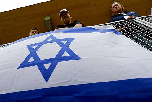 כמה תומכים ישראלים מעודדים את חיפה (צילום: רויטרס) (צילום: רויטרס)
