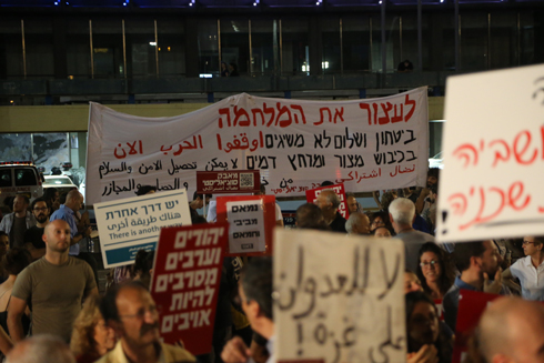 Left-wing protest against Operation Protective Edge (Photo: Motti Kimchi)