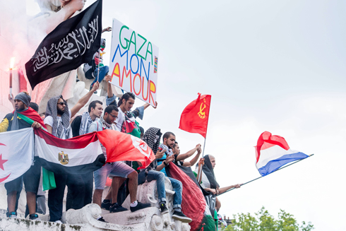 "עזה אהובתי". מפגינים פרו-פלסטינים בכיכר רפובליק בפריז (צילום: AP) (צילום: AP)