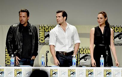 Gal Gadot with co-stars Henry Cavill (Superman) and Ben Affleck (Batman) (Photo: Gettyimages) 