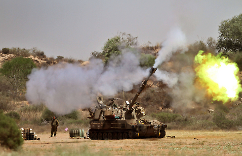ירי פגזים במהלך "צוק איתן" (צילום: AFP) (צילום: AFP)
