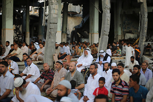 תפילות עיד אל-פיטר במסגד הרוס בעזה (צילום: רויטרס) (צילום: רויטרס)