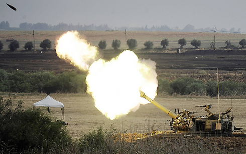 ירי תותחים בגבול הרצועה           (צילום: AFP) (צילום: AFP)