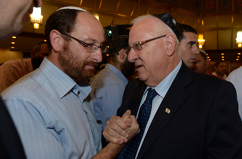 Rivlin with Ofir Shaer, father of Gil-Ad (Photo: Haim Zach, GPO)