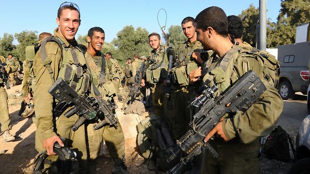 חיילי צה"ל שיצאו להתרעננות בגבול הרצועה (צילום: אבי רוקח) (צילום: אבי רוקח)