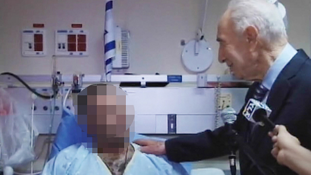 Peres visiting wounded soldiers in Soroka (Photo: Assi Cohen)