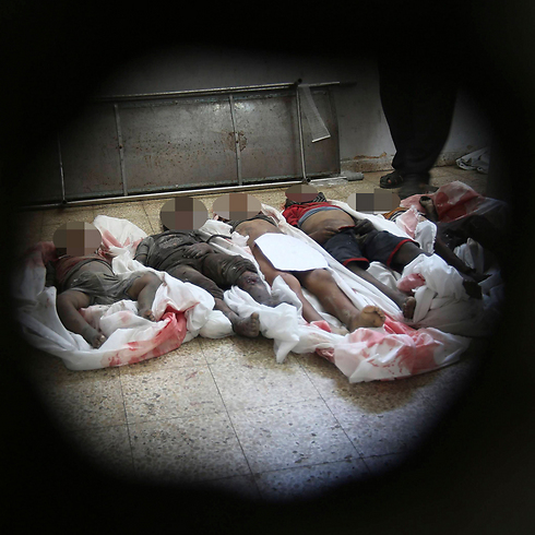 גופות ילדים ממשפחת א-נג'אר שנהרגו היום במחנה ג'בליה (צילום: רויטרס) (צילום: רויטרס)