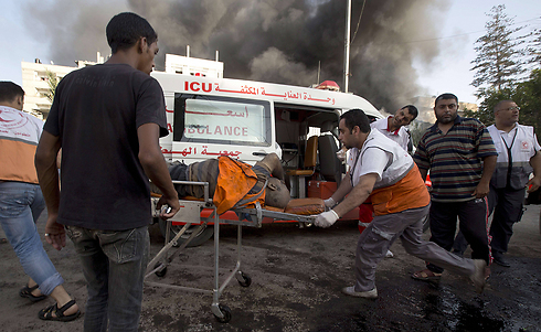 פינוי הנפגעים בשוק בסג'עייה (צילום: AFP) (צילום: AFP)