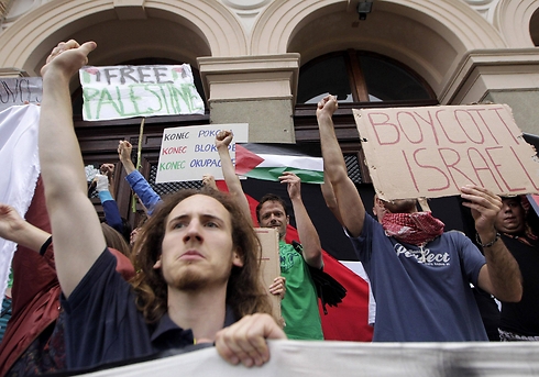 הפגנה נגד ישראל במאריבור לפני המשחק (צילום: רויטרס) (צילום: רויטרס)