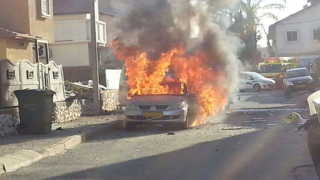 רכב בקריית גת עולה באש מפגיעת רקטה במהלך צוק איתן (צילום: ערן מנחם) (צילום: ערן מנחם)