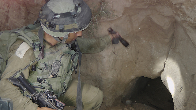 Givati Brigade soldiers find one of the tunnels (Photo: Yoav Zitun) (Photo: Yoav Zitun)