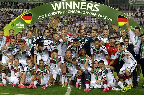 נבחרת הנוער של גרמניה חוגגת את הזכיה ביורו (צילום: AFP) (צילום: AFP)