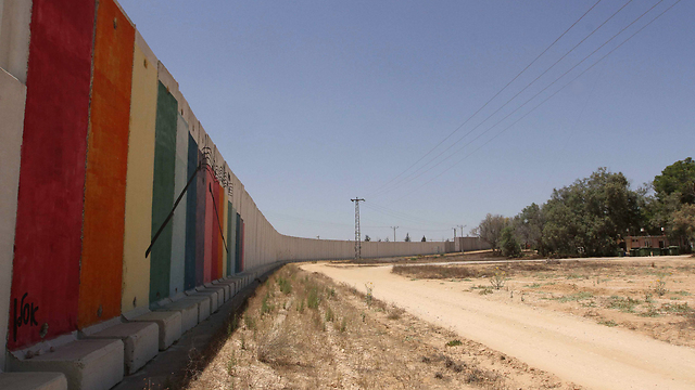 החומה שמגינה על הקיבוץ  (צילום: עידו ארז) (צילום: עידו ארז)
