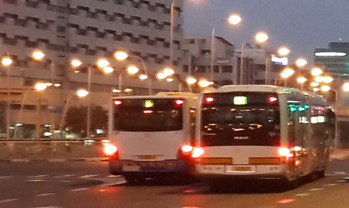 משמאל אוטובוס, מימין: לא רכבת קלה ()