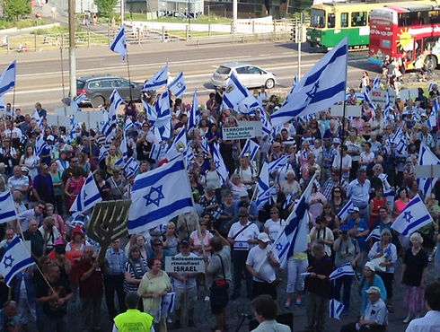 הפגנה פרו-ישראלית בפינלנד, בשבוע שעבר (צילום: זיו גולדפישר)