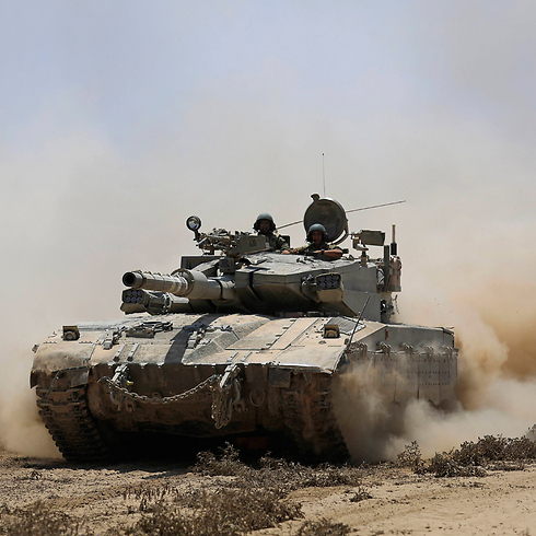 מדיניות הביטחון יוצרת מצבים קשים ליהדות התפוצות. טנק ישראלי ב"צוק איתן" (צילום: AP) (צילום: AP)
