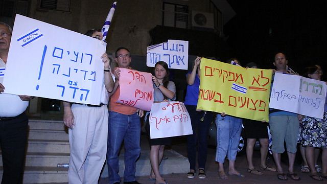 מפגן תמיכה מרגש ליד בית המשפחה  (צילום: עידו ארז) (צילום: עידו ארז)