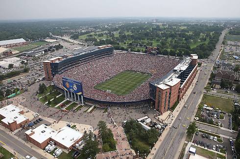 האיצטדיון במישיגן מלא ב-109,000 צופים (צילום: AFP) (צילום: AFP)