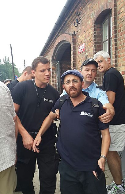 Rabbi Ostroff detained by local police in Auschwitz (Photo: Ari Chipkin) 