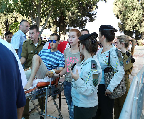 Wounded soldier attends Captain Omri Tal's funeral (Photo: Ofer Amram)