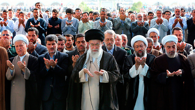 Iranian spiritual leader Ali Khamenei (center) has called on the Palestinians to expand their struggle against Israel to the West Bank (Photo: EPA) 