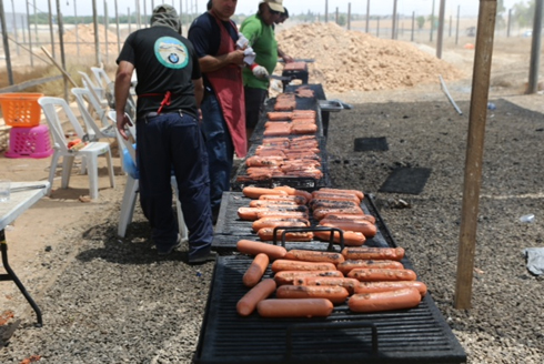תשע טונות של בשר. המתנדבים ממשיכים בעבודתם (צילום: מוטי קמחי) (צילום: מוטי קמחי)