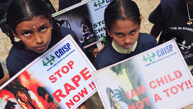ילדות הודיות מפגינות נגד אלימות כלפי נשים (צילום: EPA) (צילום: EPA)