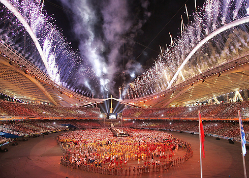 טקס הפתיחה באצטדיון האולימפי באתונה ב-2004. האצטדיון הזה עדיין נמצא בשימוש מלא, ואינו מוזנח כמו אתרים אחרים שיוצגו בהמשך (צילום: gettyimages) (צילום: gettyimages)