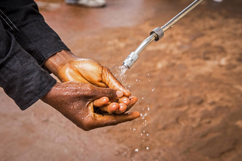 בפריטאון שוטפים ידיים במים עם כלור (צילום: AP) (צילום: AP)