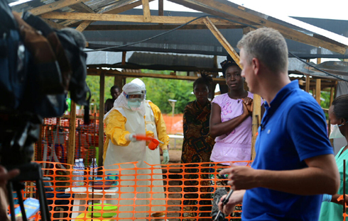 מפגרים מאחורי המחלה. כתב CNN במרכז לטיפול בחולי אבולה בסיירה לאון (צילום: CNN) (צילום: CNN)