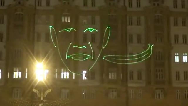 מיצג אורות נגד אובמה במוסקבה:מוצג כקוף אוכל בננה ()