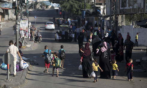 משפחות בסג'עייה שוב עוזבות את הבתים, מחשש לתקיפה (צילום: AFP) (צילום: AFP)