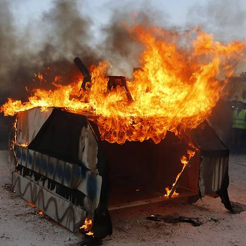 קרטון של נגמ"ש צה"לי עולה באש בהפגנה (צילום: רויטרס) (צילום: רויטרס)